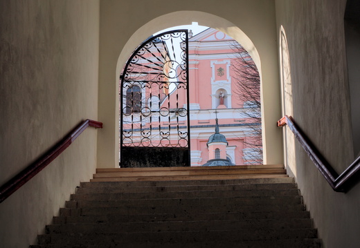 schody-prowadzace do kosciola w radecznicy