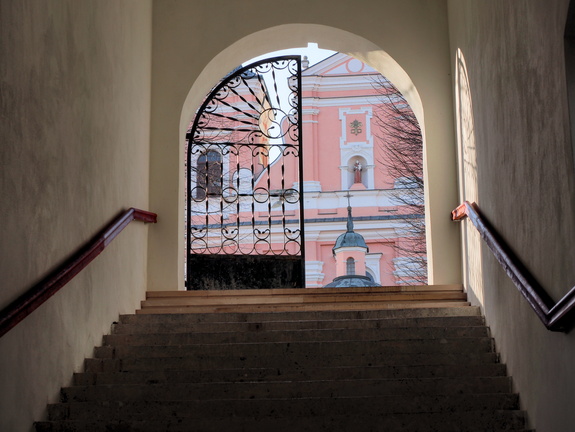 schody-prowadzace do kosciola w radecznicy