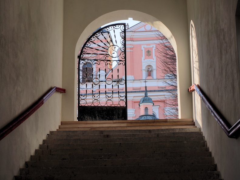 schody-prowadzace do kosciola w radecznicy